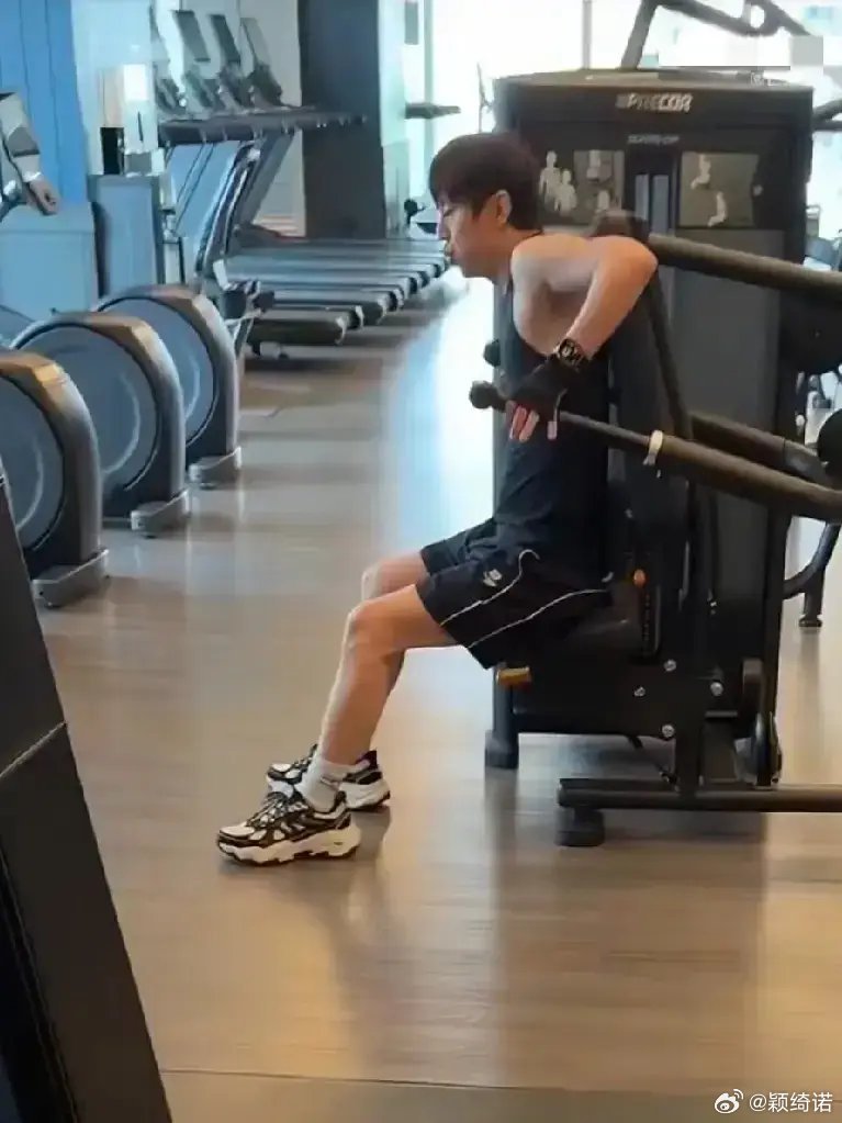 何炅健身房被偶遇！这肌肉练得也太好了吧！说25岁我都信！​