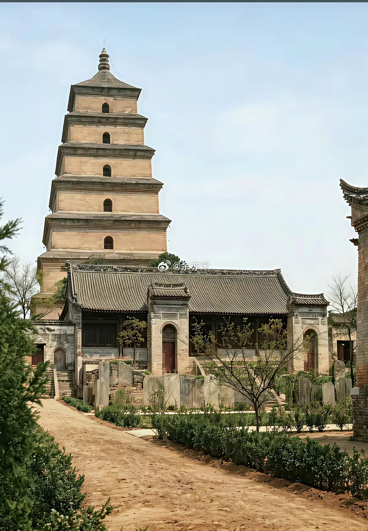 这是30年代的西安，大雁塔全是空地，一片荒凉，今天的大雁塔已经是西安标志建筑，大