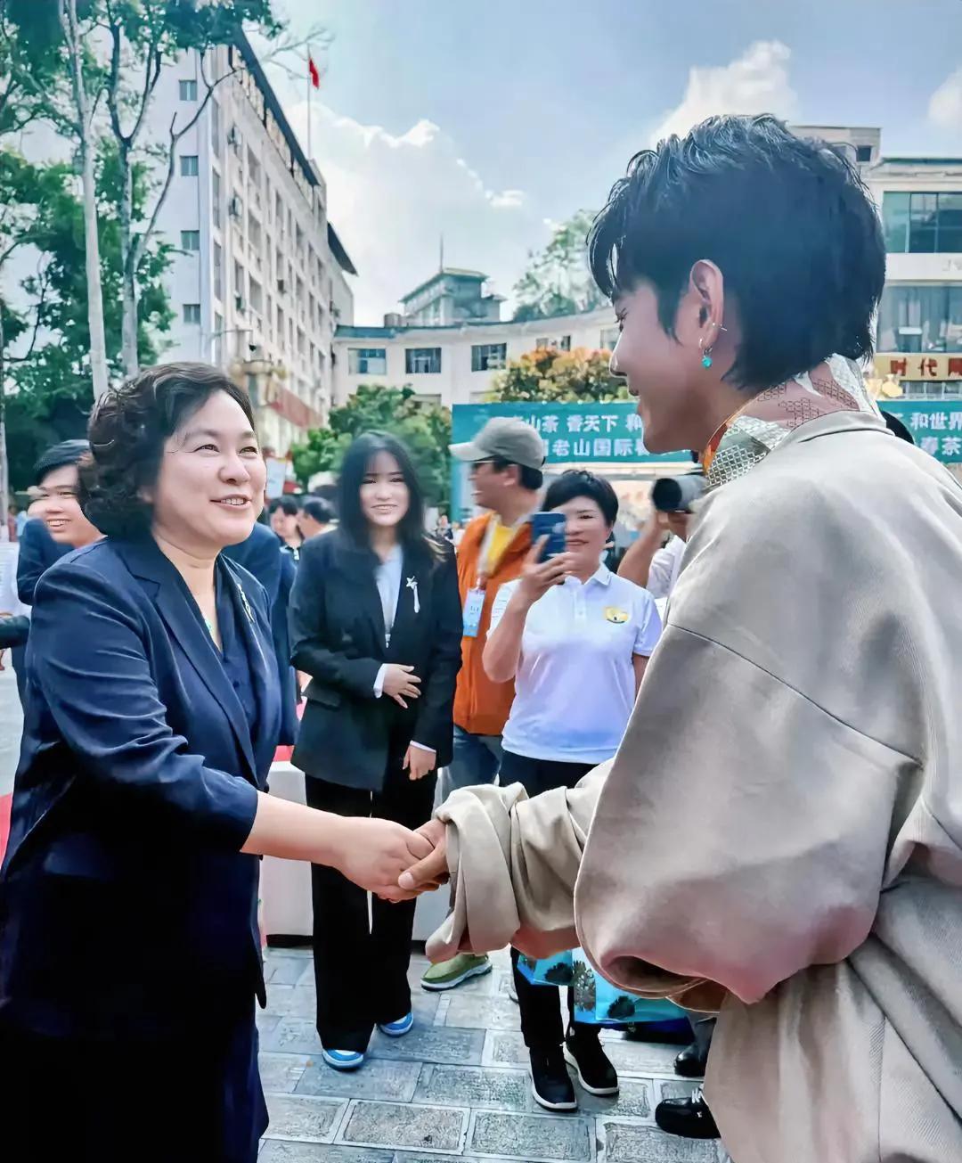 虽然丁真跟华女士握手了，我很羡慕但是除了这件事情，其他我觉得丁真很可怜
