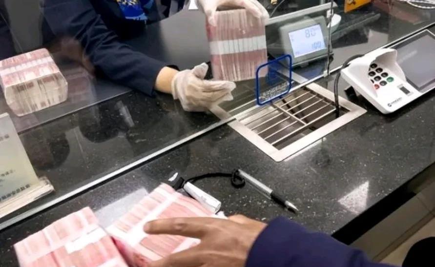 太逗了！昨天去银行取钱，看到前面有个大哥正在存钱。结果银行工作人员问到钱的来源时