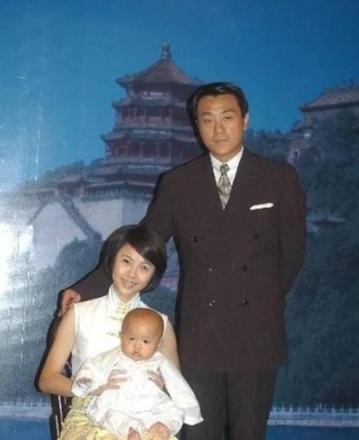 1997年，何冰和多年不见的女同学李海洋吃饭，李海洋却突然说：“我都29了，
