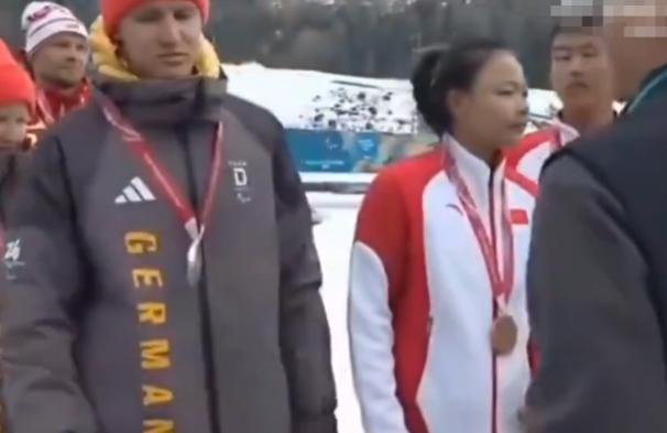冬残奥会颁奖台上的抗议闹剧：德国选手拒绝与中俄合影，体育精神何在？