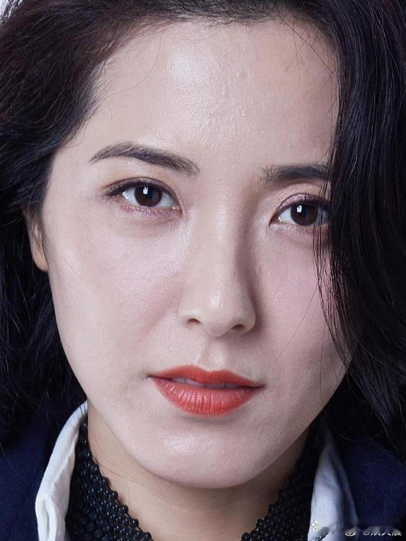 曾黎的颜值功底太出众，近距离怼脸镜头状态依旧能打，颜值全程在线，不愧是公认老牌校