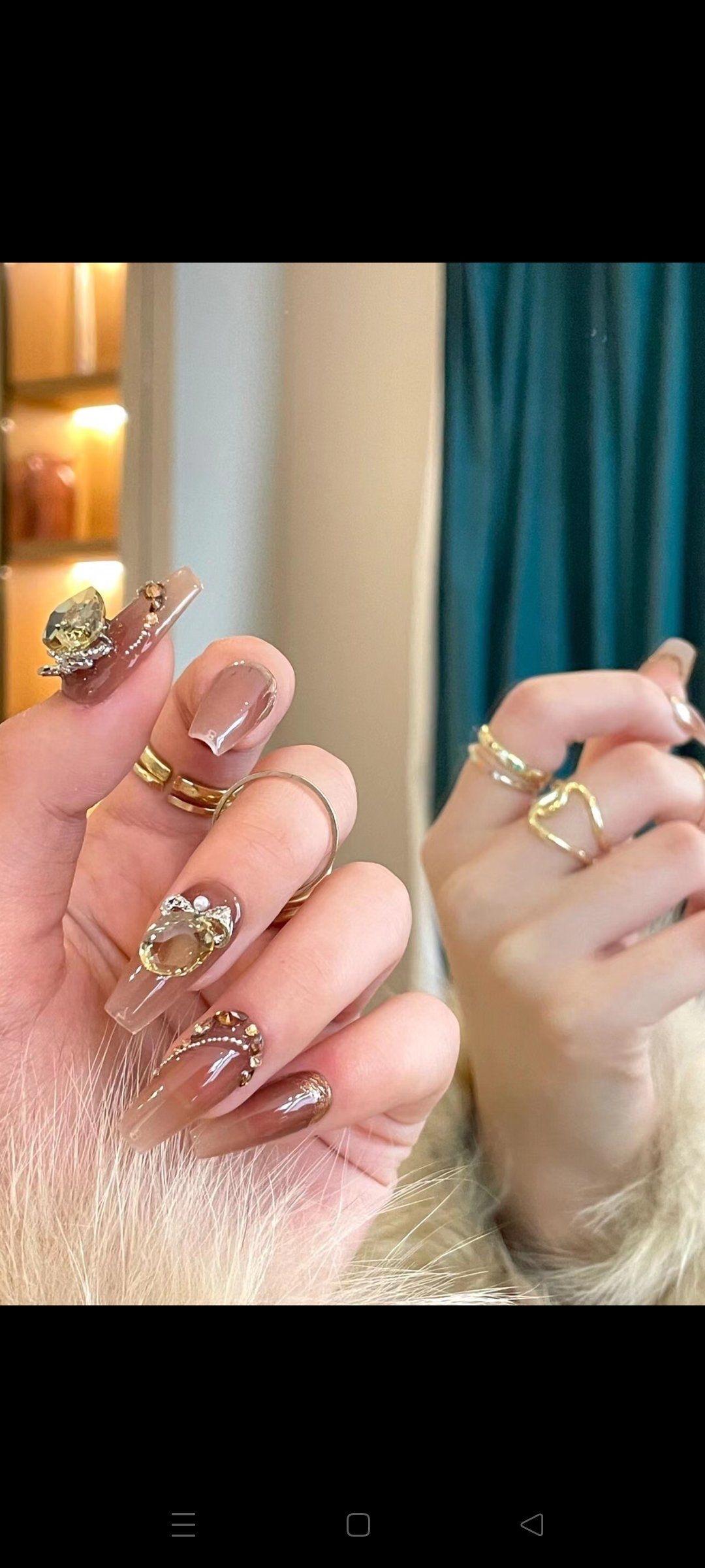 同事小程今年国庆要结婚了，最近打算去把婚纱照给拍了。可是小程和女友吵架冷战