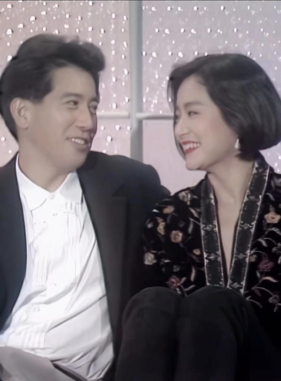 可惜呀！看看秦汉和林青霞当年各自看对方的眼神是骗不了人的，他们真的是非常非常喜欢