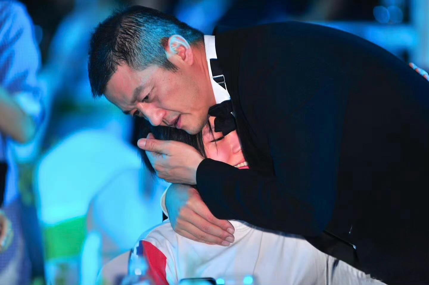 看到这组旧照，仿佛瞬间被拉回了那个充满温情的年代。照片里，王菲清冷的眉眼间藏着温