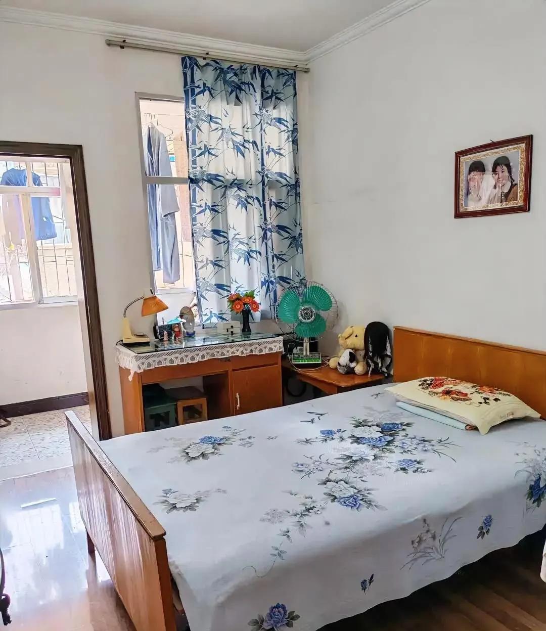 简单、整洁、明亮是人们的理想居住环境，它有利于人的身心健康，房间杂物过多显得零乱