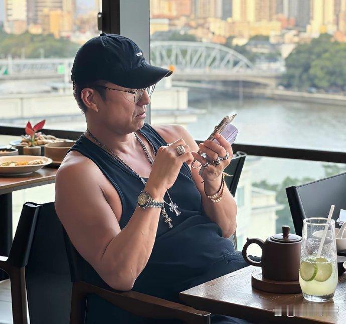 网友吃饭偶遇一线明星！颜值好能打，本人比镜头里还要帅。