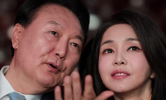 尹锡悦和金建希夫妇双双锒铛入狱，反倒在看守所里“身价飙升”；李在明在外苦干八年，