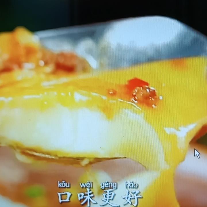 普通的豆腐和鸡蛋，真能秒变下饭神器！就说鸡蛋抱豆腐，嫩豆腐切块裹上金黄蛋液，那画