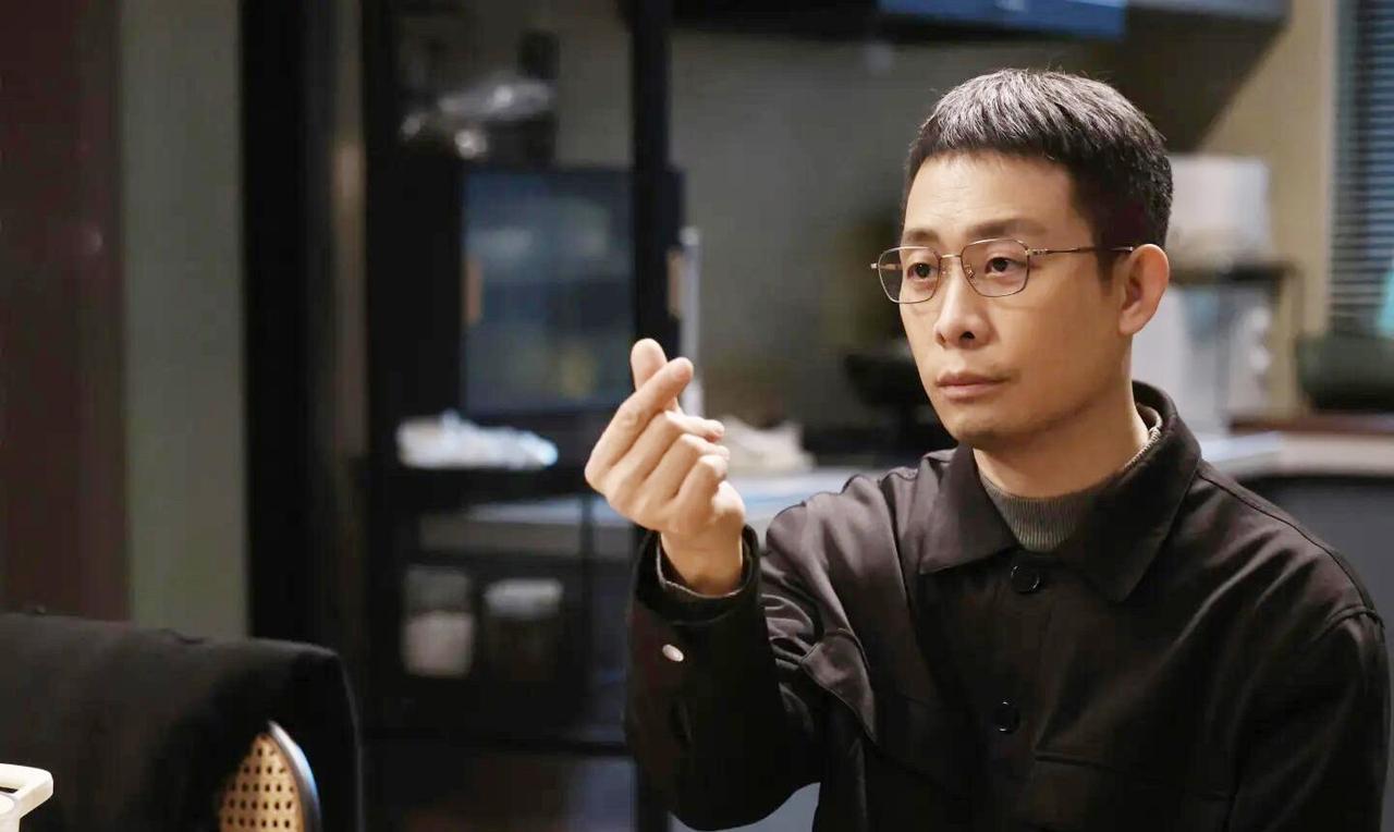 《以法之名》，张译的4个职场高招：1、对熟悉的直属领导谈情分。洪亮对直属领导孙