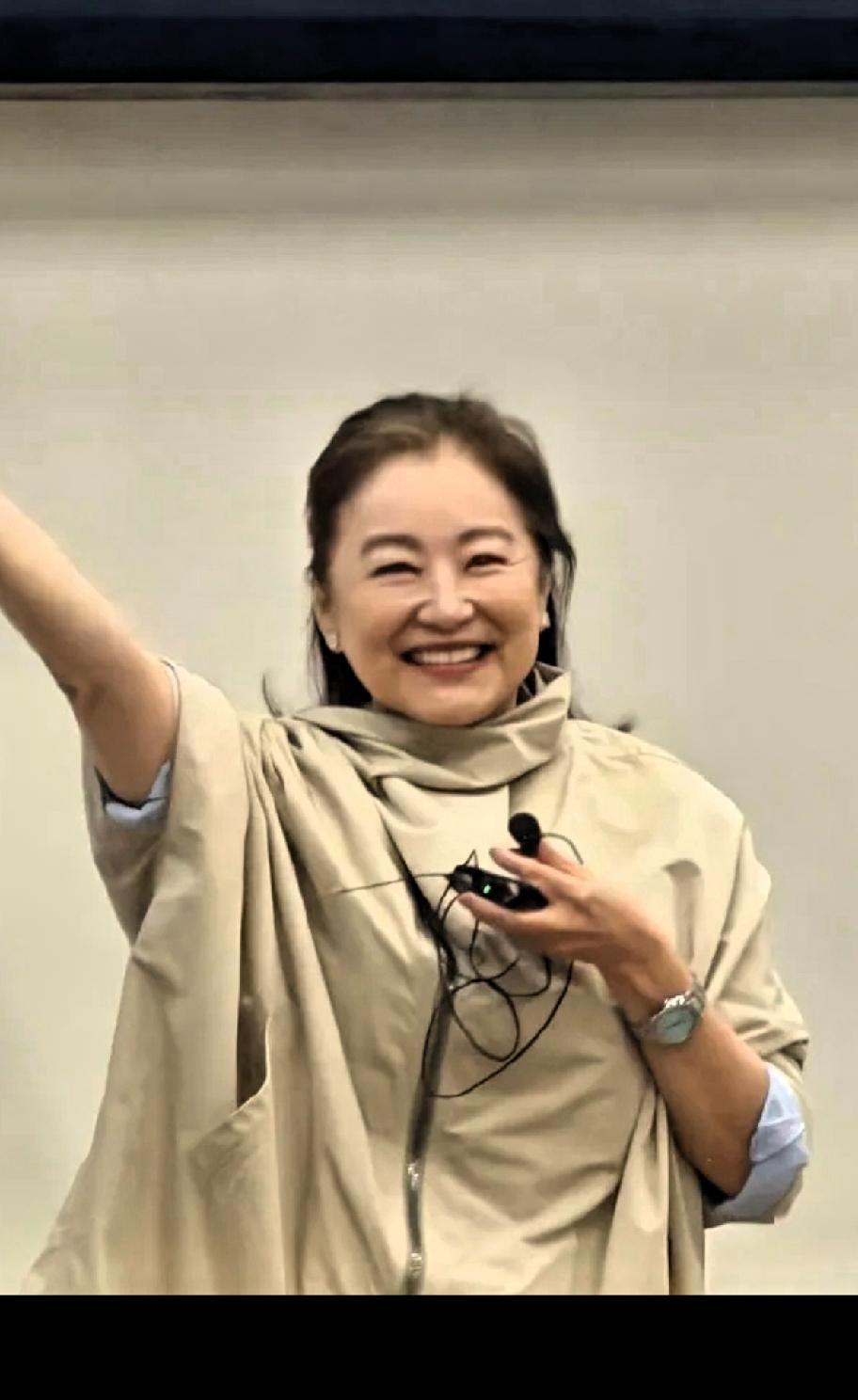 看到72岁的林青霞，才知道什么是岁月不败美人啊。虽然皮肤松了垮了，有皱纹了，可是