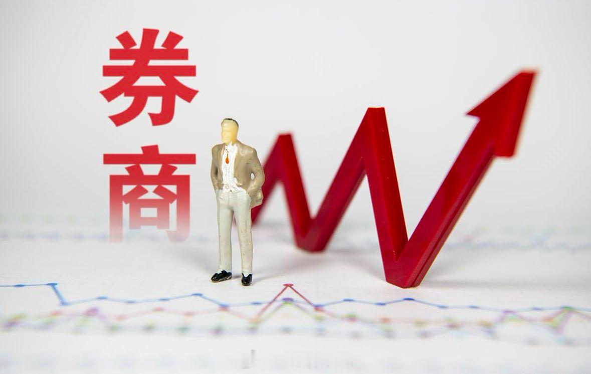 在市场上行阶段，券商板块一直是普通投资者的重要配置方向。当前券商板块指数距离去年