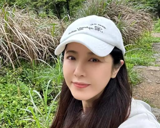 她是两百年难得一见的美人，凭借出众的容貌“吸引”了无数男人，如今49岁的她，依然