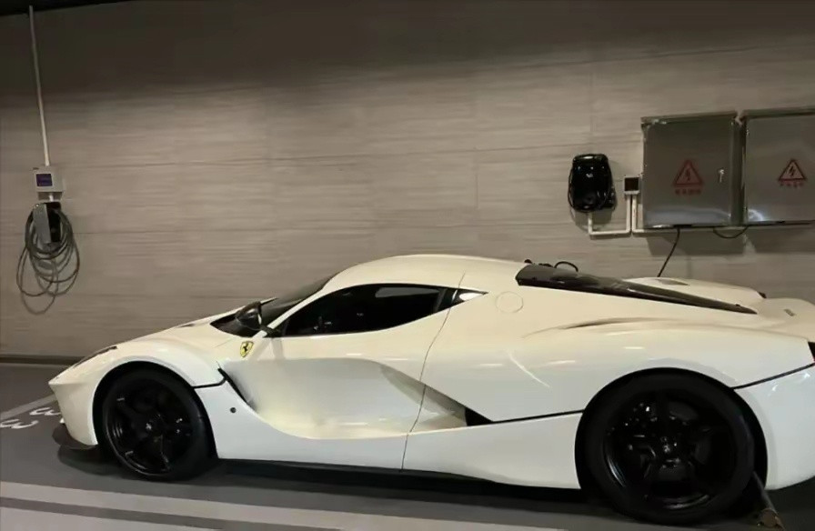 法拉利（英文名：Ferrari）是一家极具传奇色彩的意大利汽车生产商，以下为你详