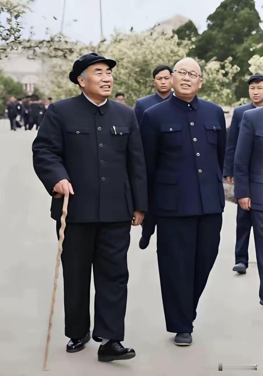 画面左侧是朱德元帅（开国元帅之首，人民军队的缔造者之一，被尊称为“红军之父”），