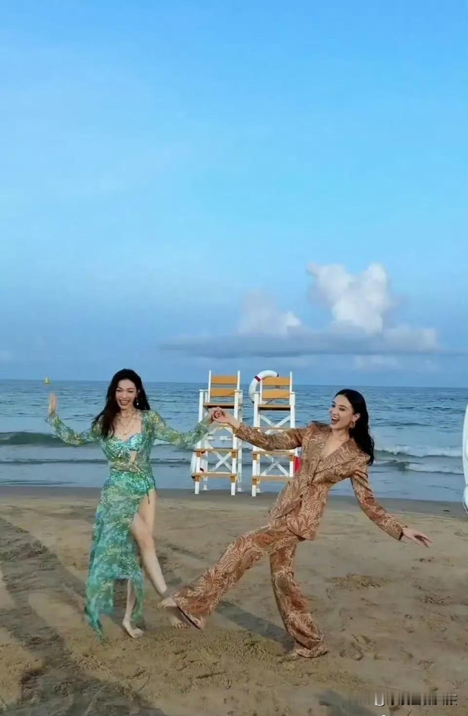 宋佳钟楚曦海边“撒野”：长腿美女的自由狂欢》蓝天碧海作背景，宋佳...