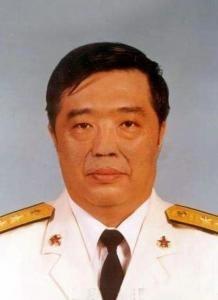 2001年，贺龙元帅之子贺鹏飞，突发心脏病猝然离世。葬礼上，85岁的母亲薛明，盯