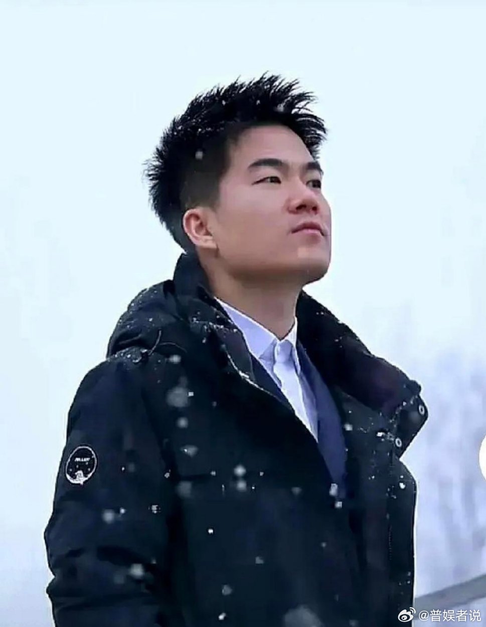 看到一组数据，直接给我干沉默了与辉同行，年销售额234亿。胖东来，年销售额235