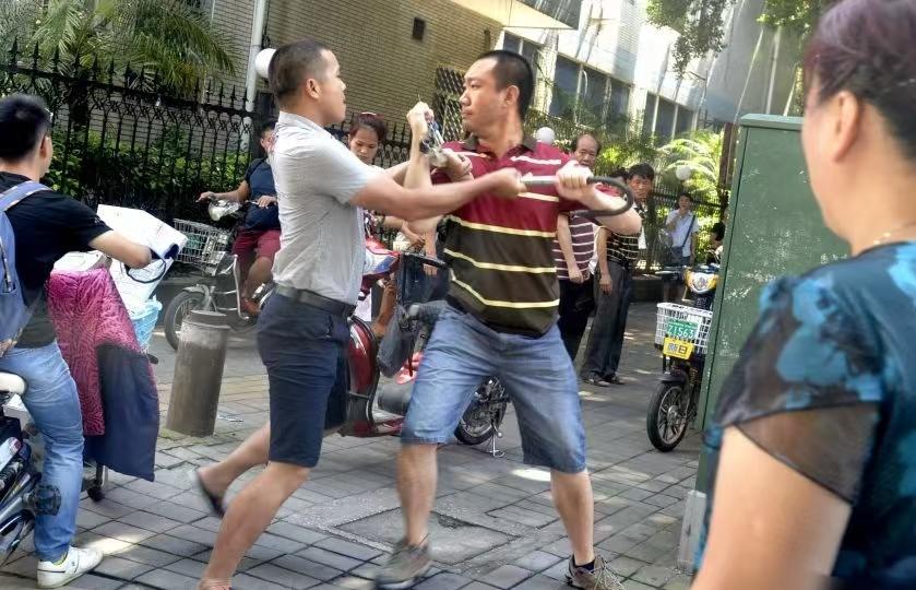 “别人老婆不能摸！”甘肃临潭，朋友新居贺喜酒席上，醉汉摸同桌男子老婆，还出言辱骂