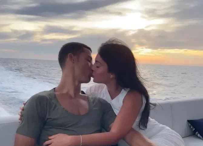 C罗与乔治娜完婚，作为全球最富有的运动员之一，C罗的彩礼中最贵重的就是那枚椭圆形