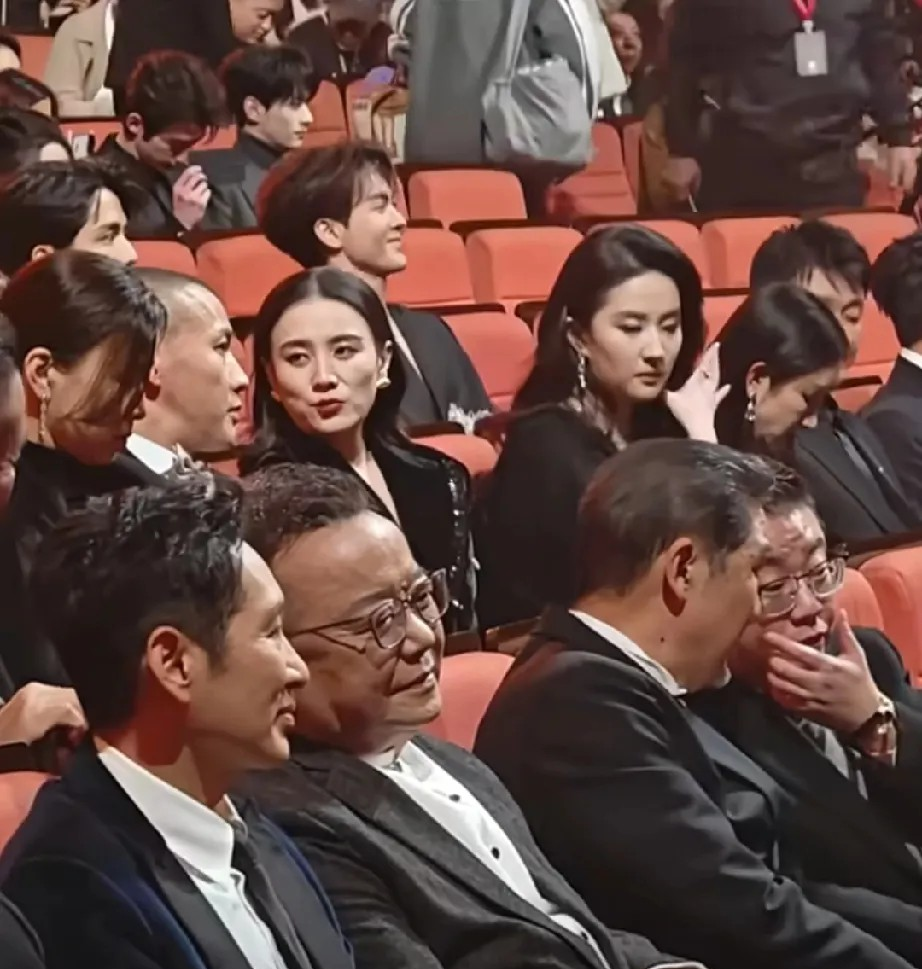 半个娱乐圈聚会，真大佬坐第一排，刘亦菲只敢坐第二排！！！！！