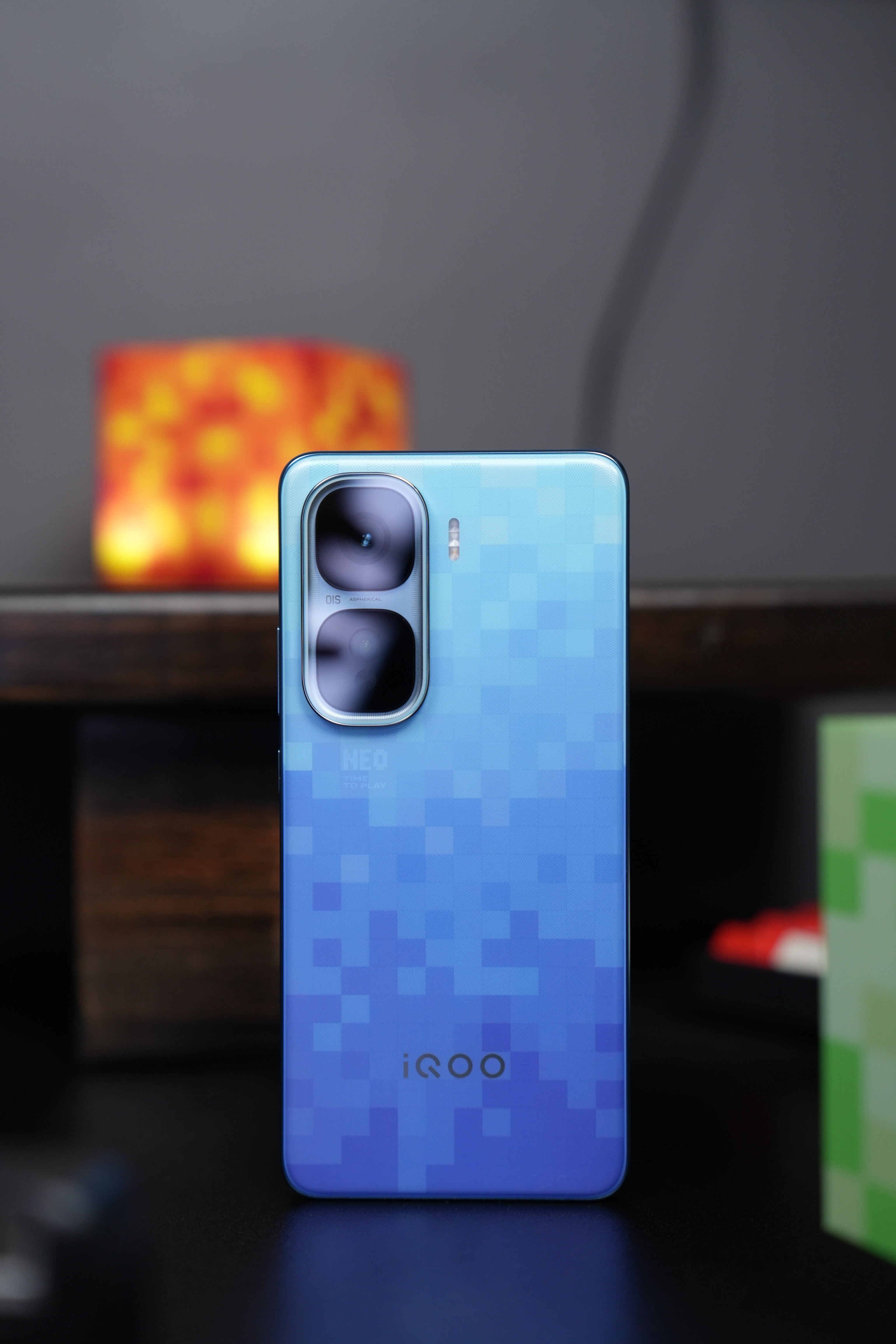 来一组iQOONeo10Pro+『超级像素』配色的实拍图。蓝白交织的像素格