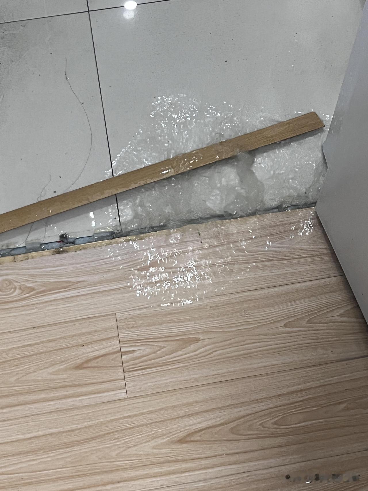 厕所马桶的接水管老化爆掉了，漏的家里全是水。楼下可能漏了两三层，房东现在跟我们扯