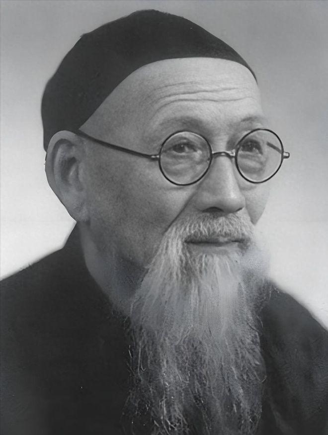 1931年，委员长到浙江视察，当着满屋官员的面说道：“国家正值危难时期，大家都要