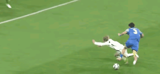 完了，申花开局不利啊，开场30秒申花就被对手造了点球，金顺凯禁区犯规，裁判果断判