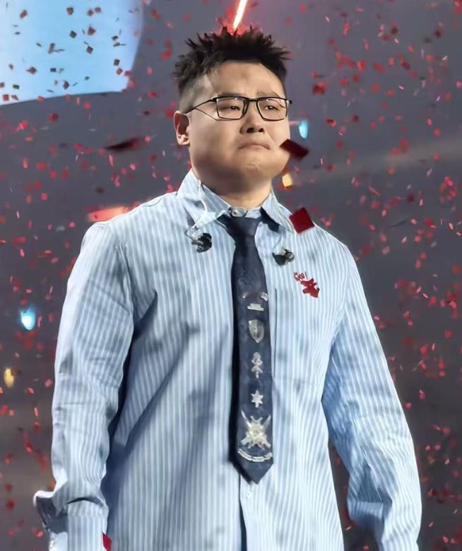 岳云鹏为啥顶着压力也要开演唱会？原因很简单，不是他想赚钱，而是德云社全家兜底