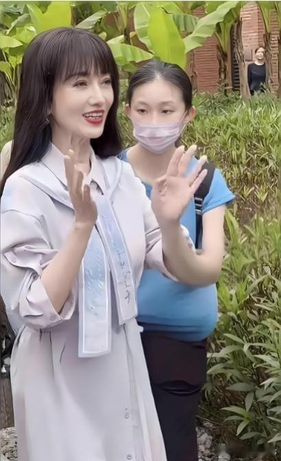 赵雅芝近照无磨皮，自然衰老状态被公开，状态还是挺好的