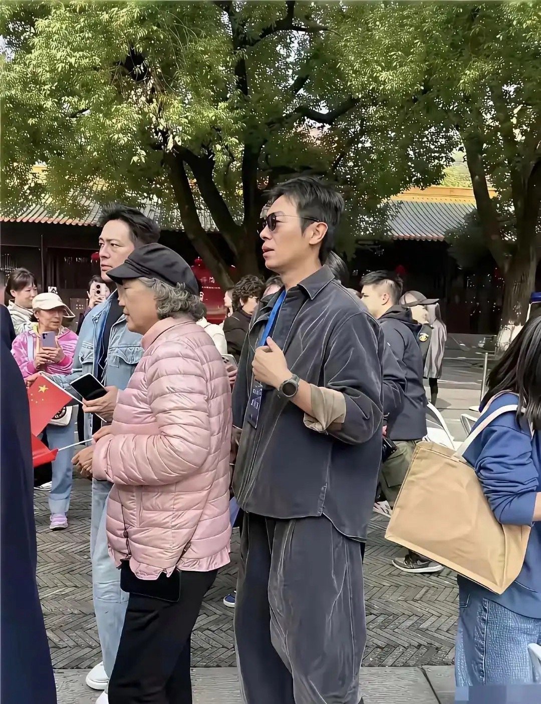 我怀疑碰见了明星，但是一时半会又喊不出他的名字，谁懂啊