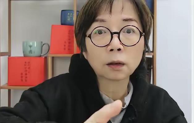 黄智贤：郑丽文恨死蒋万安别人搭台唱戏，她那边灯光被抢走了。黄智贤在节目里
