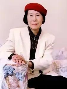 1951年，徐静斐去探望生病的父亲徐悲鸿，看到28岁的继母廖静文吃窝头就咸菜，顿