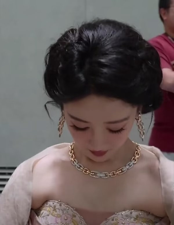 千万级的高定硬套在身上，直接勒出几道肉褶子，女明星连气都喘不上。杨紫借天价礼服走