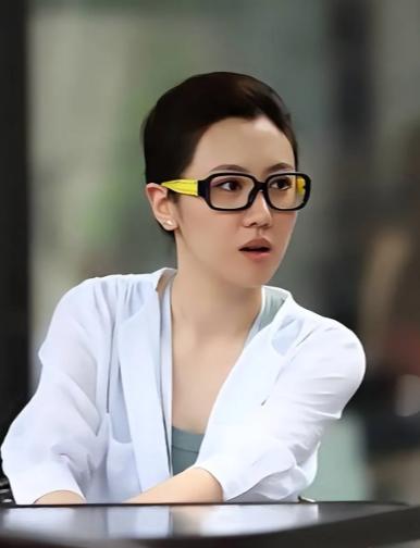 宋丹丹当初就直截了当地说：“我儿子巴图的媳妇王博谷，压根就不是个省事的主！” 