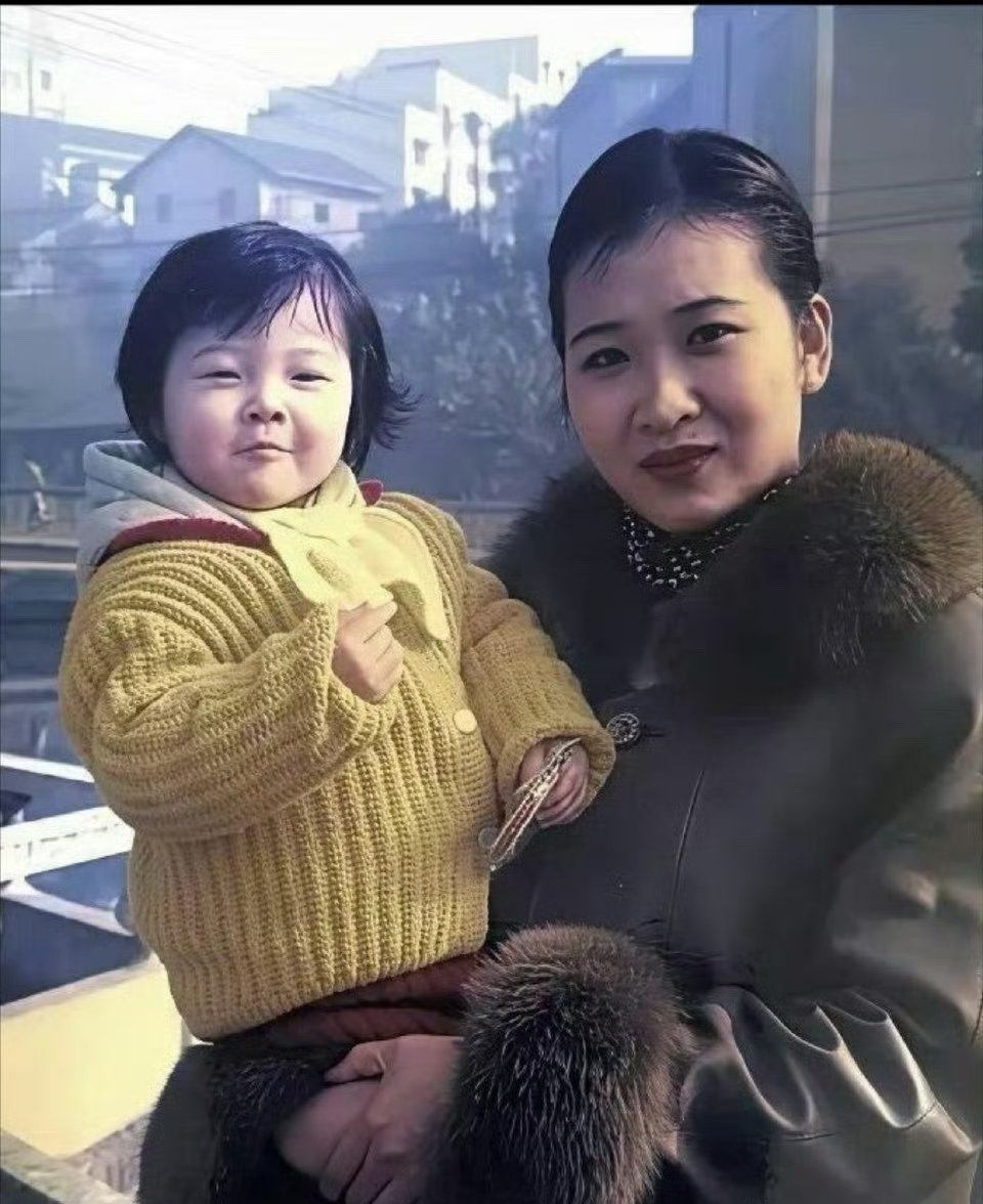 吴艳妮与妈妈，25年前vs25年后