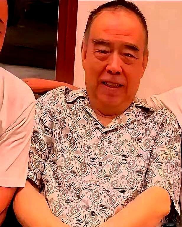74岁陈凯歌在三亚别墅端菜，穿一万四亚麻衬衫，踩五万鳄鱼皮鞋，戴六十万百达翡丽。