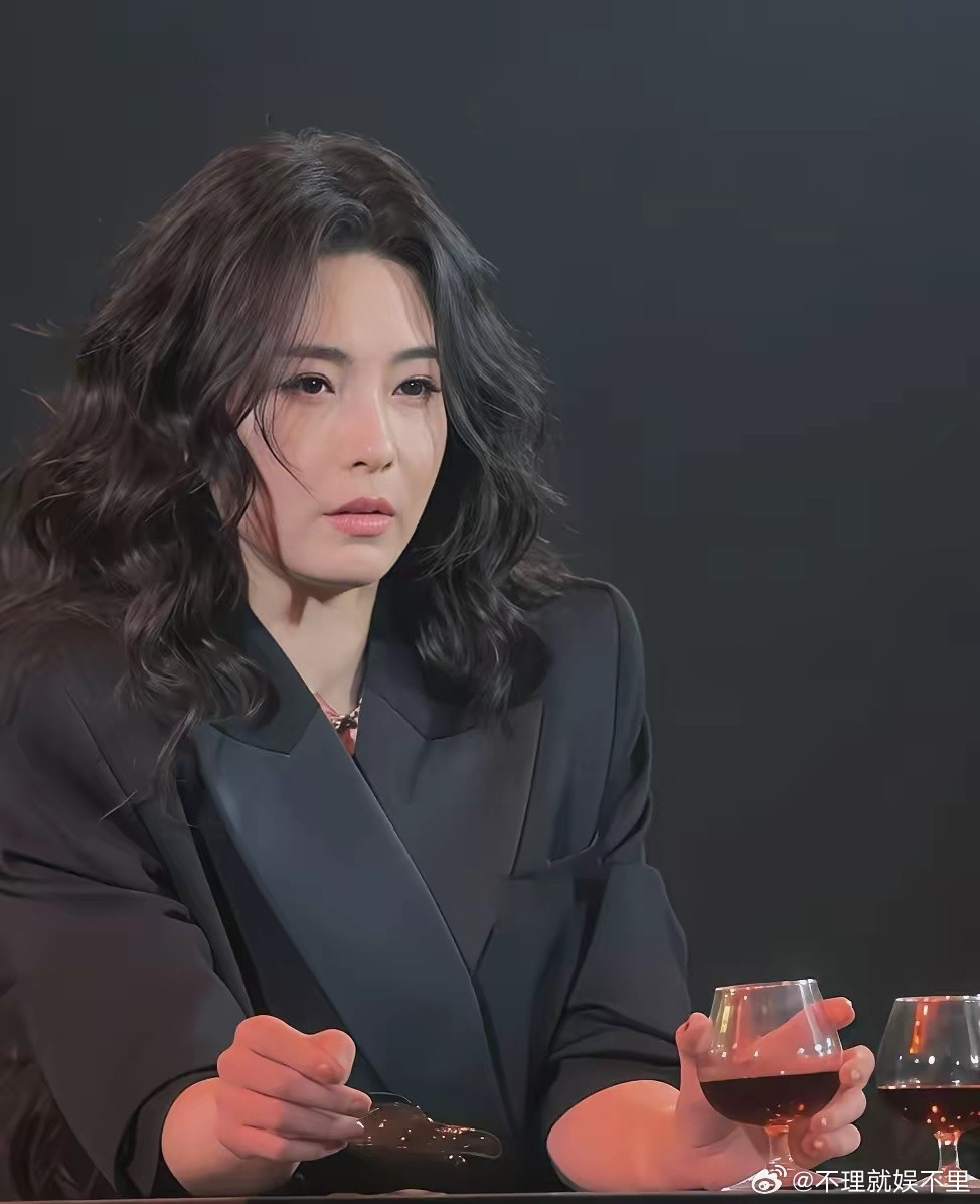 女演员幸不幸福，别听她孩子怎么说，去看她的脸就知道了。张柏芝最近出席活动和演唱会