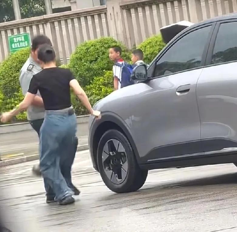 福建三明学校保安一巴掌打在家长的脸上，看着过瘾，实则保安吃了暗亏啊。这事很小