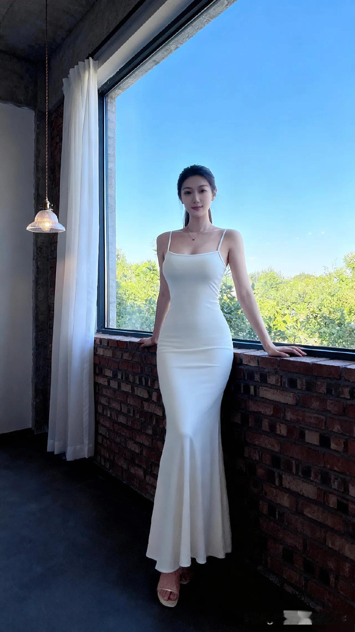 优雅白裙，阳光洒进来的浪漫时刻🌞✨