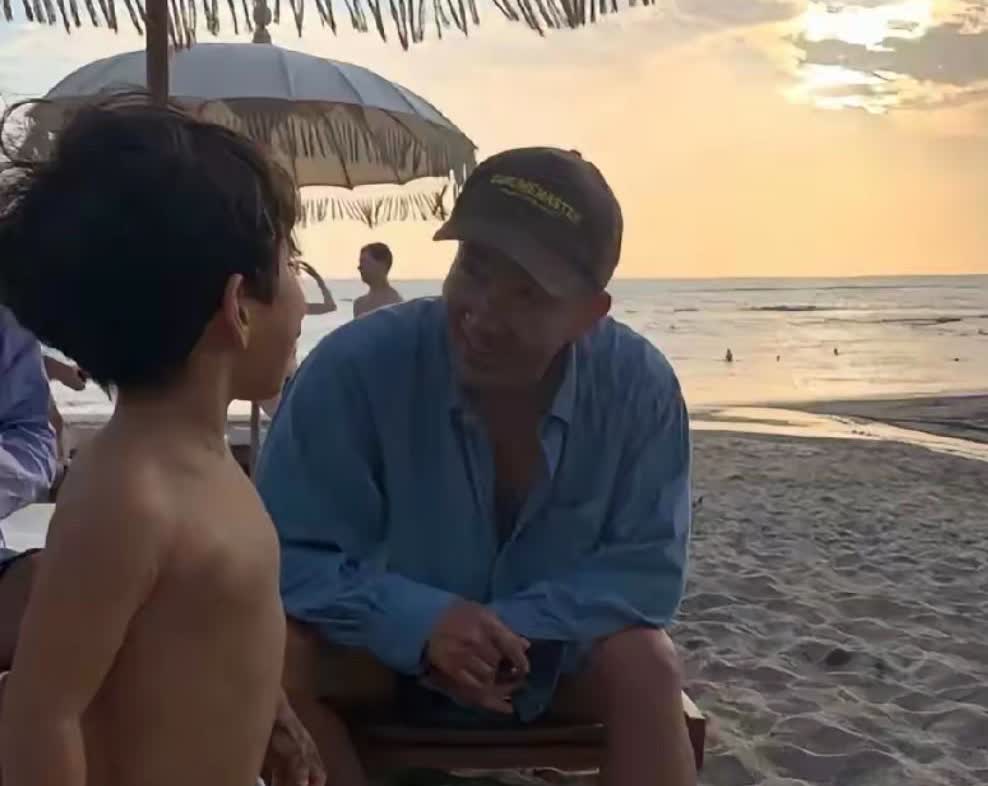 我的天呐，具俊晔居然单独带着小箖儿去海边游玩了呢，他俩看起来相处得还挺好的。具俊