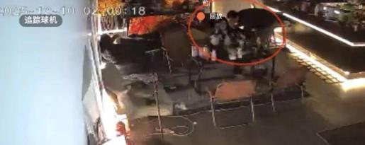 荒唐至极！河南，一男子深夜走进一家酒馆，之后与店内一名年长女店员闲聊时，对方称他