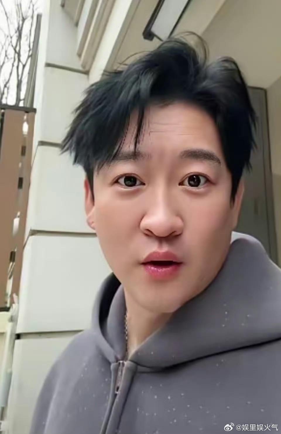 曹云金在北京通州的院子，雪落在亭子顶，露天厨房冒着烟火气。这套2013年建成的别