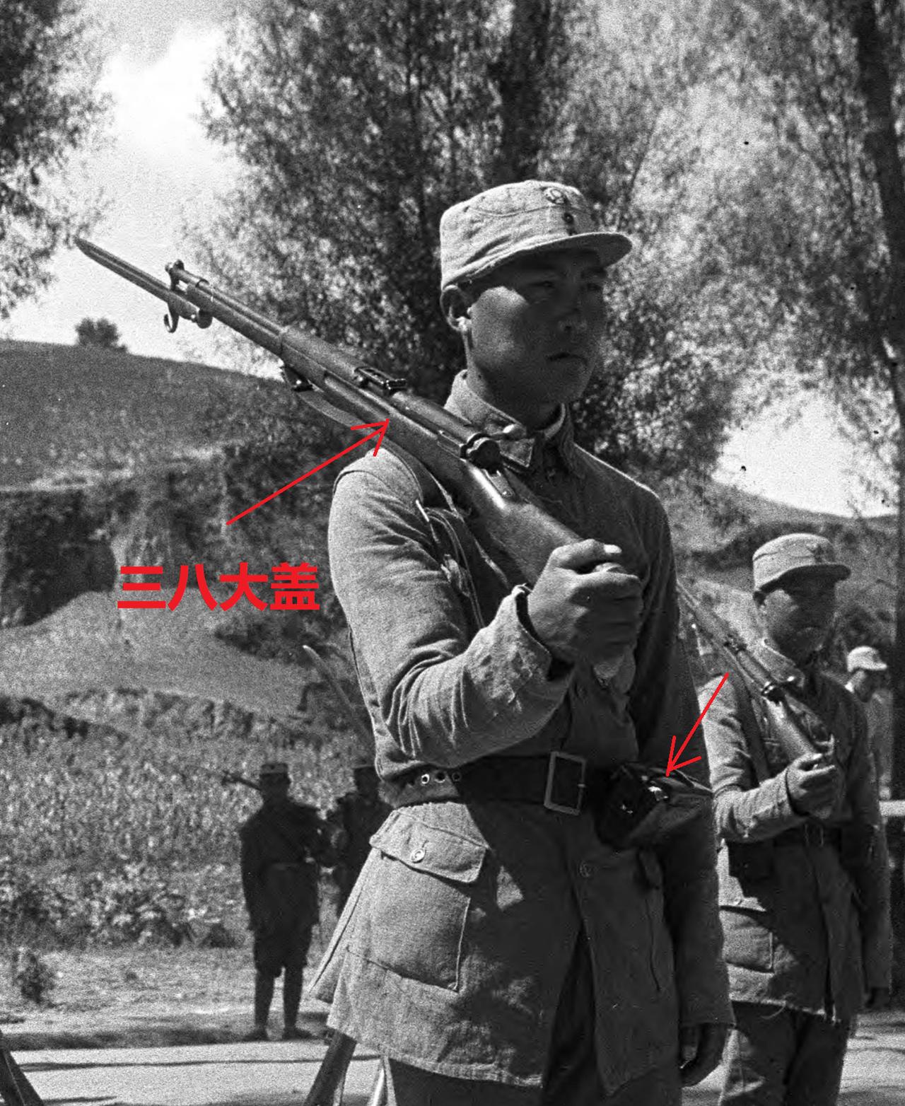 1937年，记者拍摄到的一位标准的八路军士兵。请注意看他肩膀上扛的是一把崭新的三