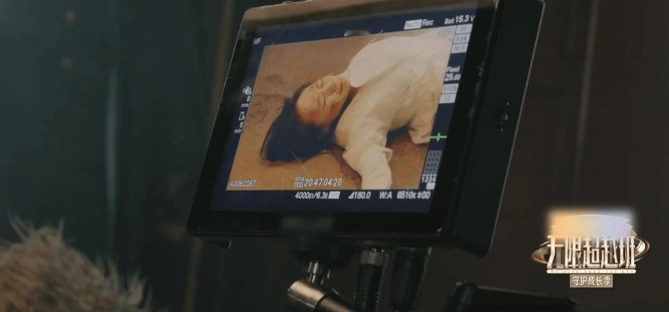 熊黛林穿高跟鞋踩黄婷婷掌心熊黛林用高跟鞋踩黄婷婷手心本以为只是普通表演片段，没