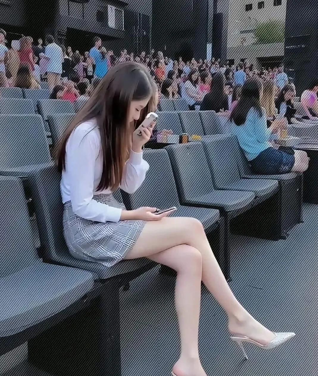 长的美也烦恼，身旁连个说话的都没，都离那么远！