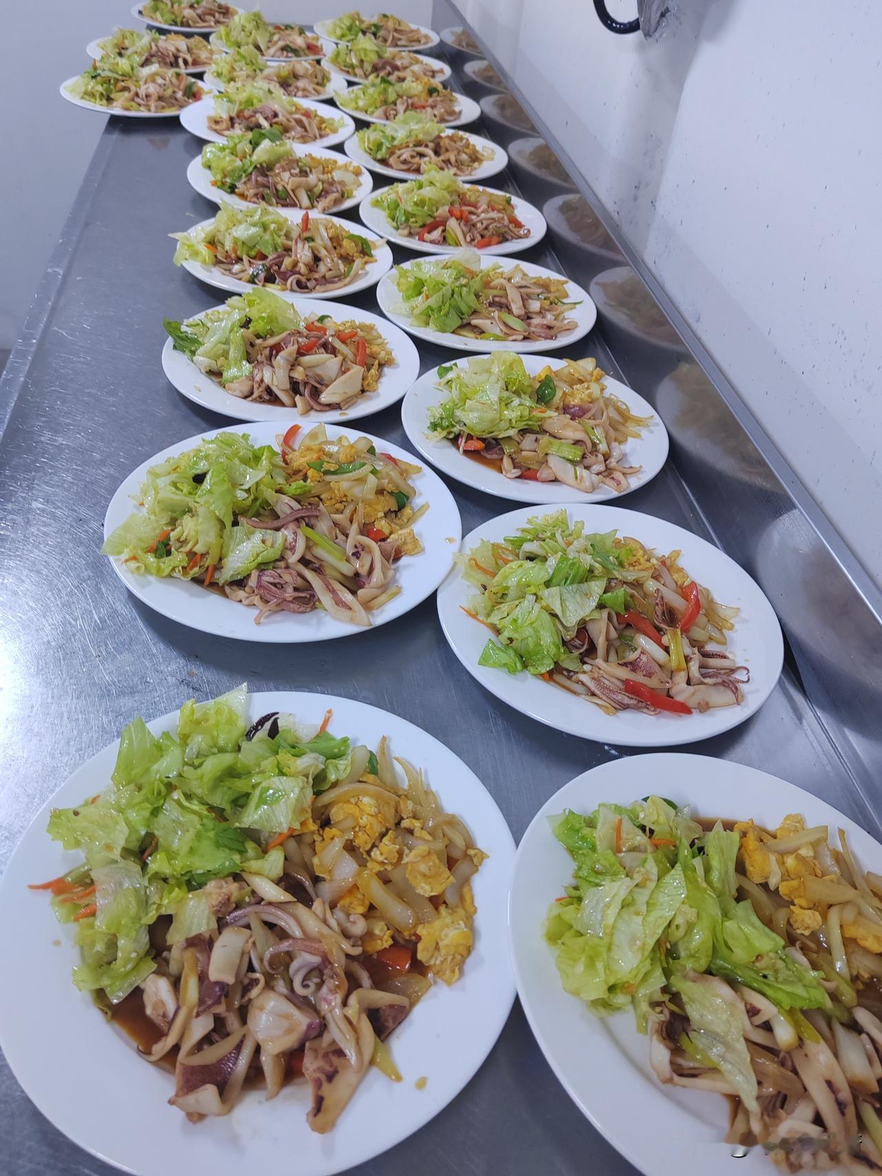 今天感觉很累了，吃了晚餐先回房间躺了一会儿，然后再回厨房洗刷的地面，都收拾干净利