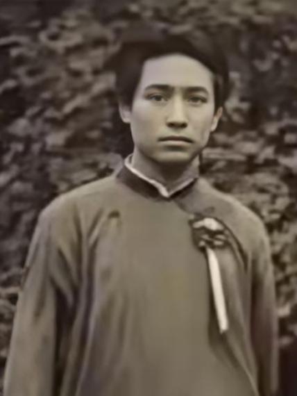 珍稀怀旧老照片分享这是一张十分珍贵的老照片，拍摄于1924年5月5日，是年毛润之